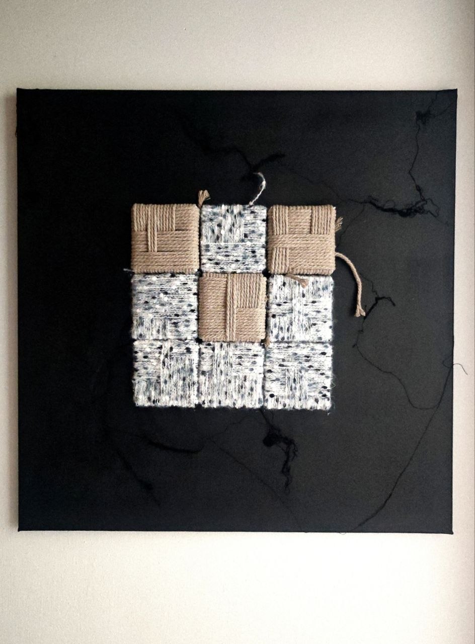 Ross.Wool · «Tarsia di Vento e Sale» — Moduli in lino e cotone su tela scura con fili liberi, 2026